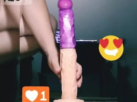Fodendo com dildo de 37cm